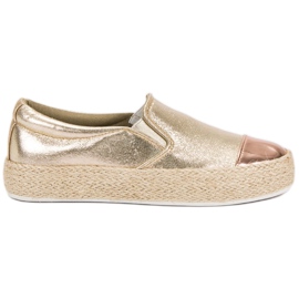 Modische goldene Turnschuhe