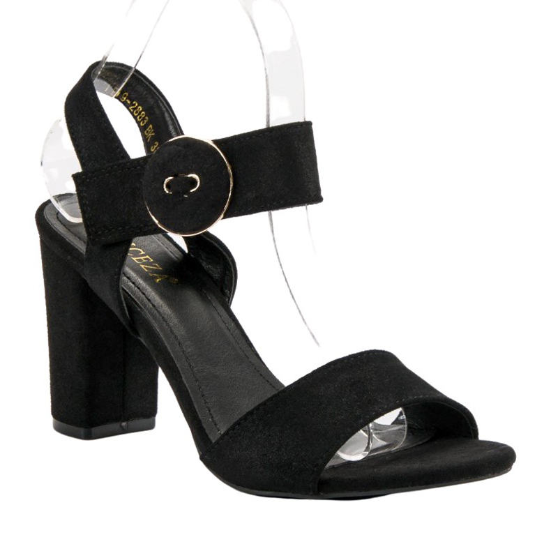 Schwarze Sandalen auf einer Bar VINCEZA