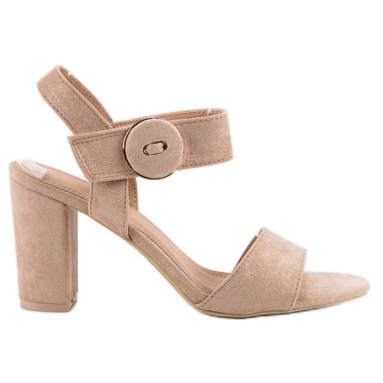 Beige Sandalen an der VINCEZA Bar