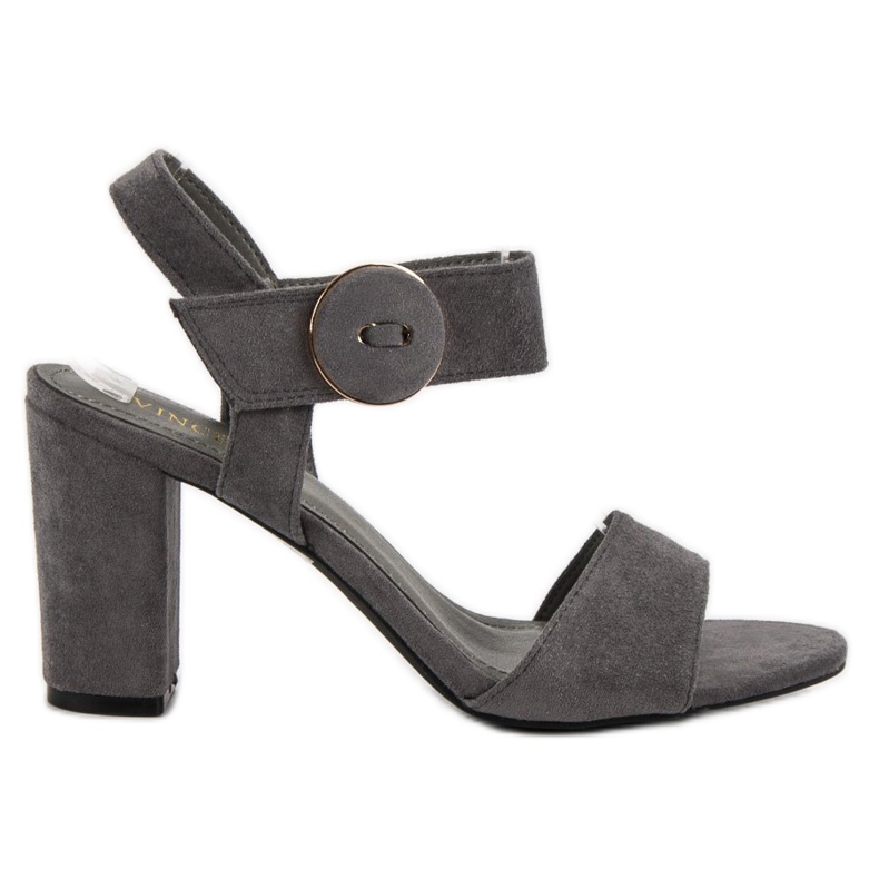 Graue Sandalen an der VINCEZA Bar