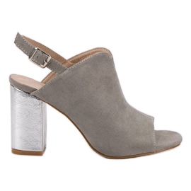 Gebaute Sandalen auf einer VINCEZA-Bar grau