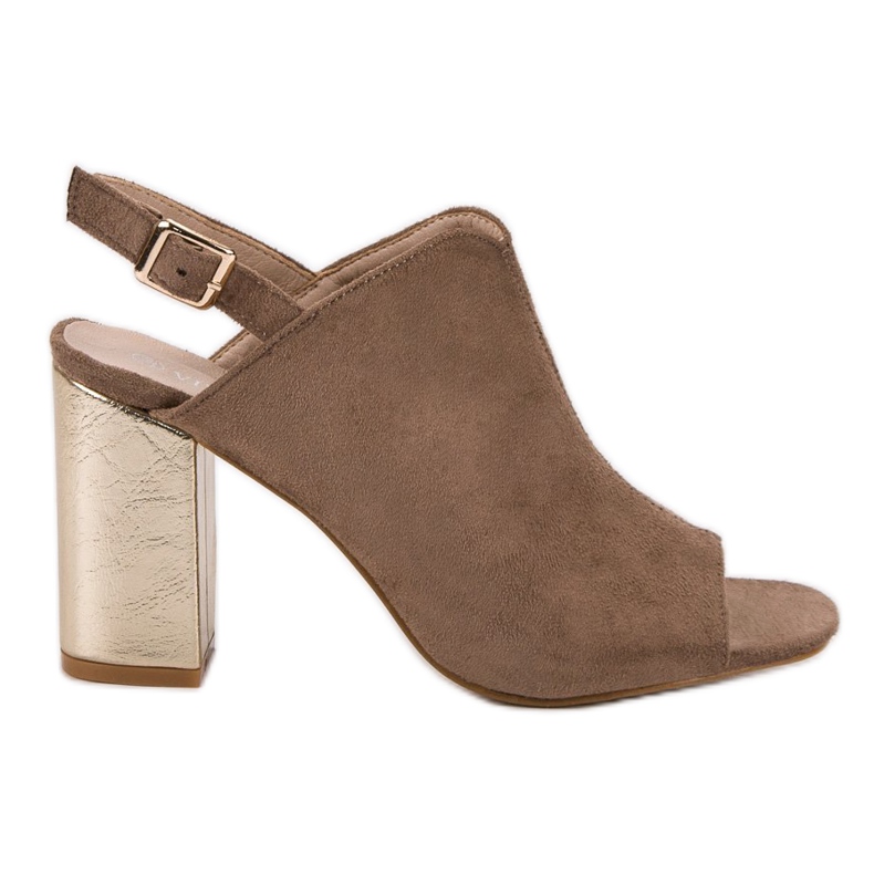 Gebaute Sandalen auf einer VINCEZA-Bar braun