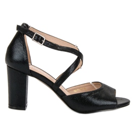 Schwarze Sandalen auf einer Bar VINCEZA