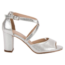 Silberne Sandalen auf einer Bar VINCEZA grau