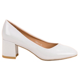 Diamantique Lackierte Pumps auf einer Säule weiß