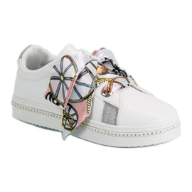 Mit einem Band gebundene Sportschuhe weiß