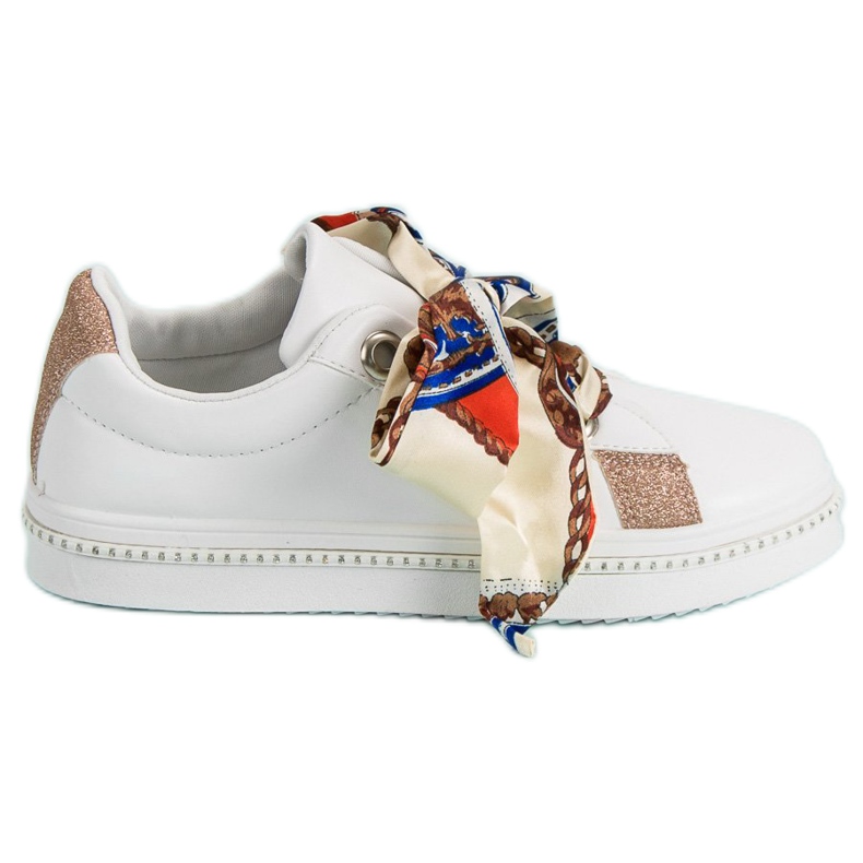 Mit einem Band gebundene Sportschuhe weiß