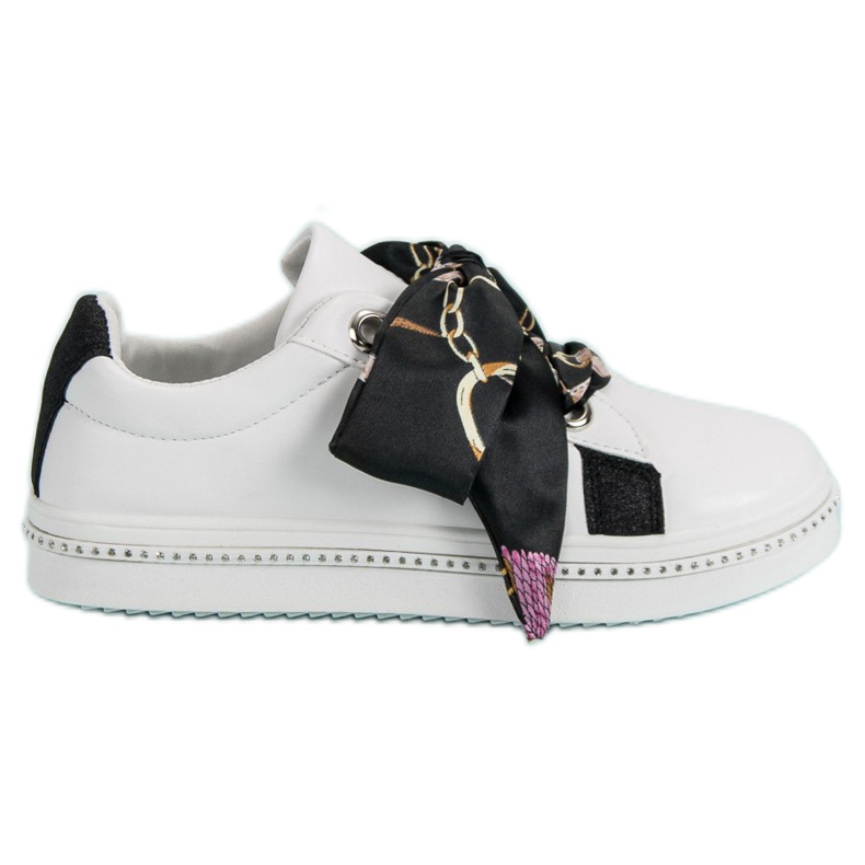 Mit einem Band gebundene Sportschuhe weiß