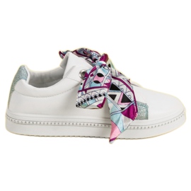 Mit einem Band gebundene Sportschuhe weiß