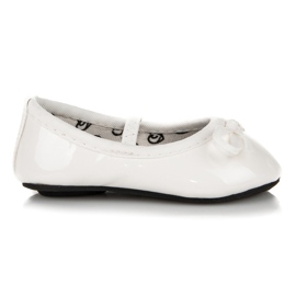 Ballerinas für ein Mädchen weiß