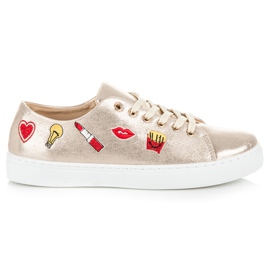 Goldene Sneakers mit Patches