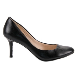 Klassische Pumps auf einer Nadel schwarz