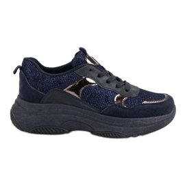 Marineblaue Turnschuhe auf der Plattform