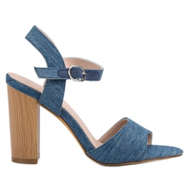 Denim-Sandalen auf einer Bar blau