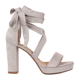 Graue Sandalen auf der grauen Plattform NC805 Grey