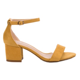 Ch. Creation Klassische Sandalen an einer Bar gelb