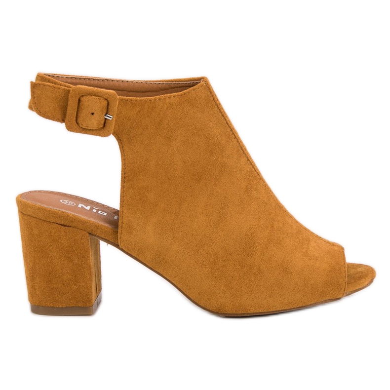 Nio Nio Gebaute Sandalen an einer Bar gelb