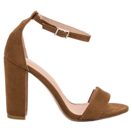 Ch. Creation Kamelsandalen auf einer Bar braun