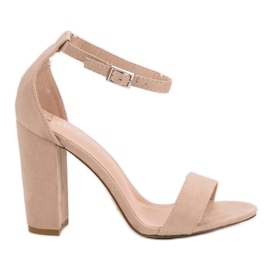 Ch. Creation Beige Sandalen auf einer Bar