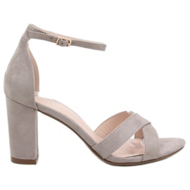 Sandalen auf einem grauen Pfosten NF-40P Grau