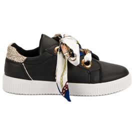 Mit einem Band gebundene Sportschuhe schwarz