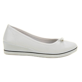 Sportballerina auf einem Keil weiß