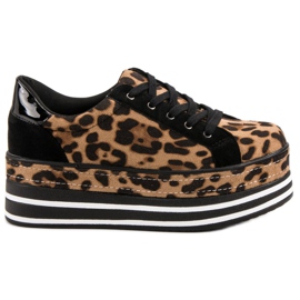 Weide Turnschuhe auf der Plattform braun