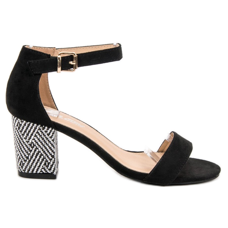 Abloom Schwarze Sandalen auf einer Bar