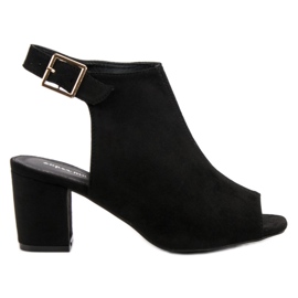 Super Mode Gebaute Sandalen an einer Bar schwarz