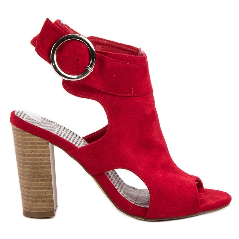 Erynn Rote Sandalen auf einer Bar