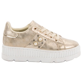 Goldene Schuhe auf der Plattform