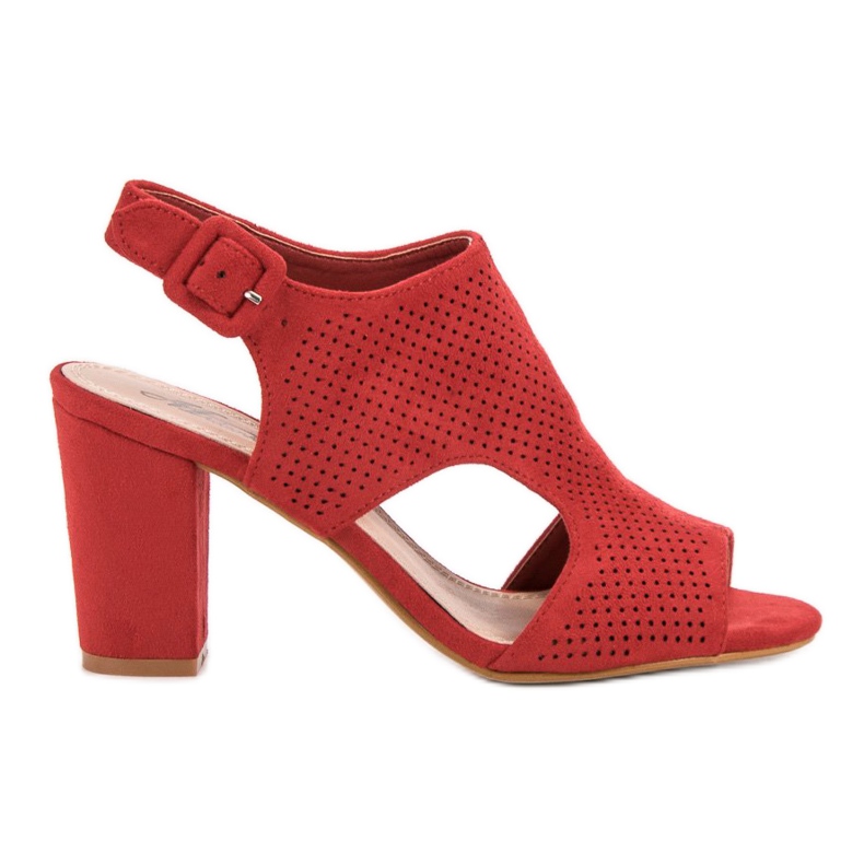 Durchbrochene Sandalen auf einem Pfosten rot