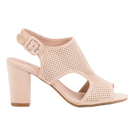 Durchbrochene Sandalen auf einem Pfosten braun