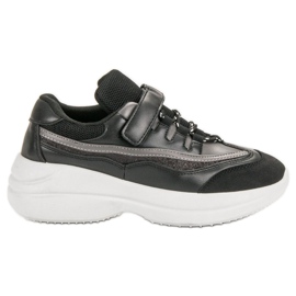 Modische schwarze Turnschuhe