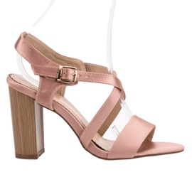 Kayla sexy Sandalen auf einer Bar rosa