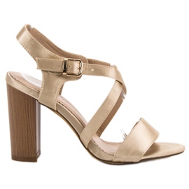 Kayla sexy Sandalen auf einer Bar gelb