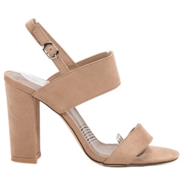 SHELOVET Beige Sandalen auf einer Bar