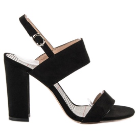 SHELOVET Schwarze Sandalen auf einer Bar