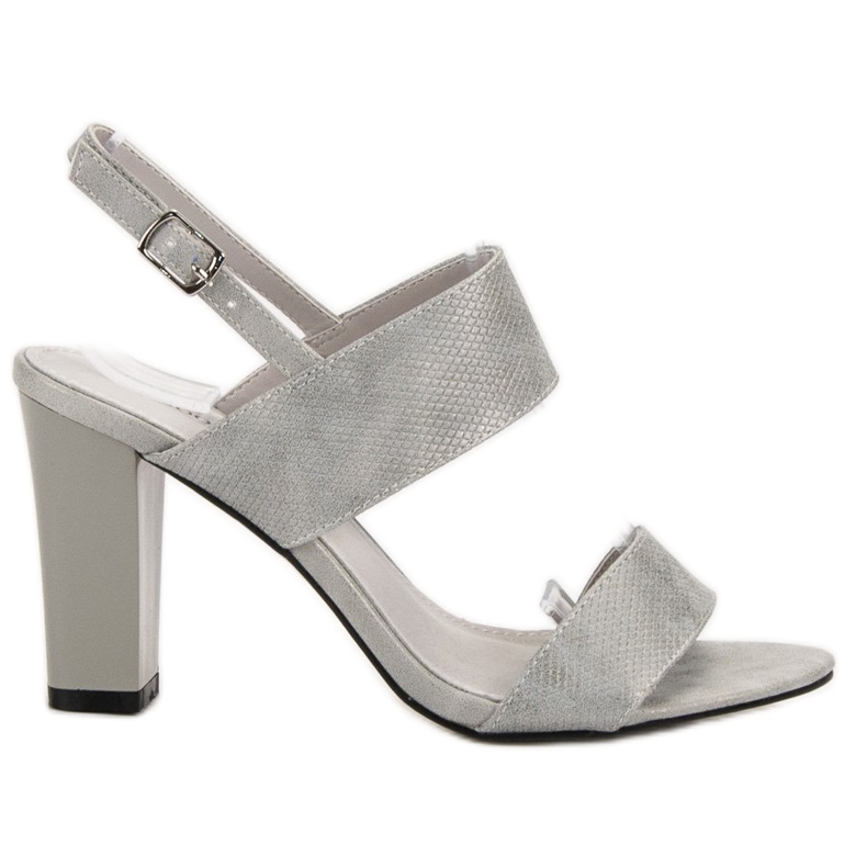 Goodin Sandalen an einer Bar grau