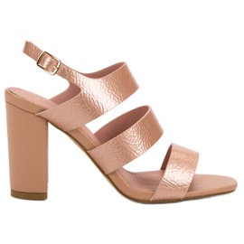 SHELOVET Rosa Sandalen auf einer Bar