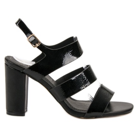 SHELOVET Schwarze Sandalen auf einer Bar