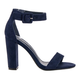 Goodin Sandalen an einer Bar blau