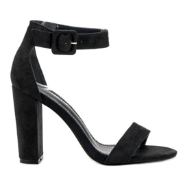 Goodin Sandalen an einer Bar schwarz