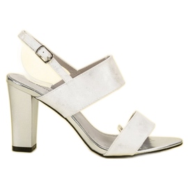 Goodin Sandalen an einer Bar weiß