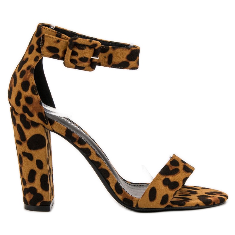 Goodin Sandalen an einer Bar braun