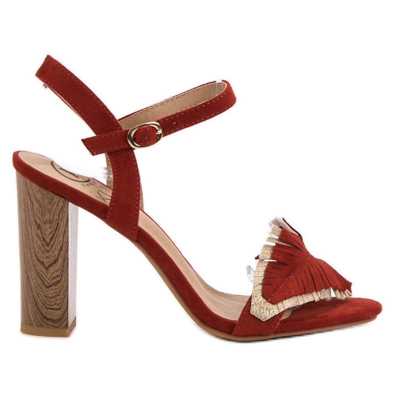 Kylie Boho Sandalen auf einer Bar rot gelb