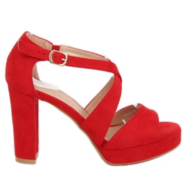 Rote VV-23 Rote Sandalen auf dem Bahnsteig