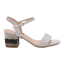 SDS Sandalen an einer Bar grau