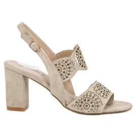 Goodin Goldene Sandalen an einer Bar