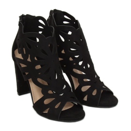 Schwarze durchbrochene Stiefel AT-0657-L Schwarz